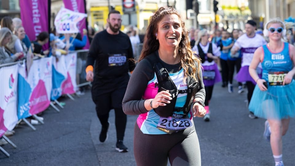 dementia uk supporter running the london landmarks half marathon