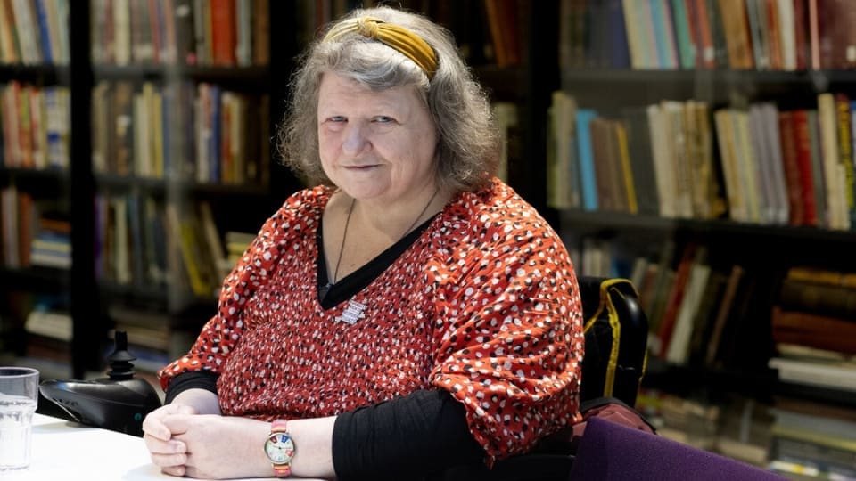 storyteller julie hayden in the library